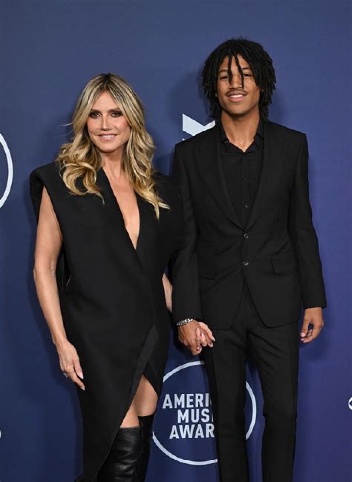 48-Year-old Heidi Klum walked around the city in a completely transparent suit