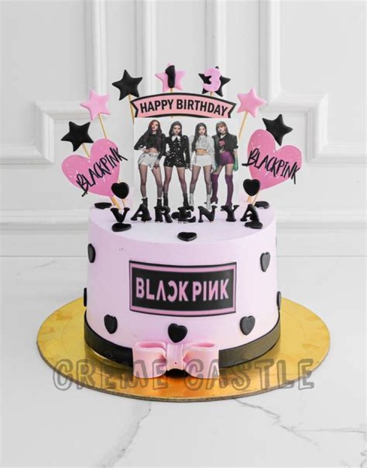 A birthday cake for BLACKPINK’s Lisa has fans blowing up the Twitterverse