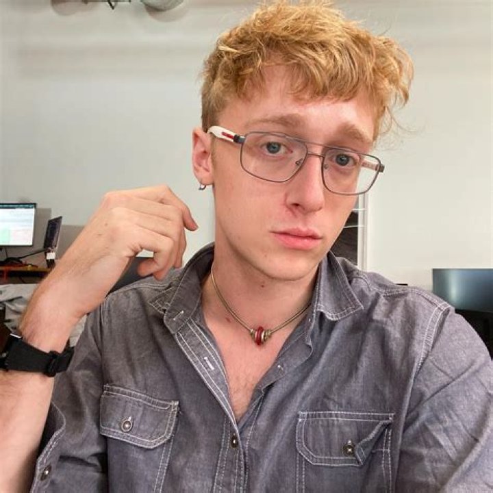 Adam Perkins Wiki, Death, Parents, Height & Boyfriend