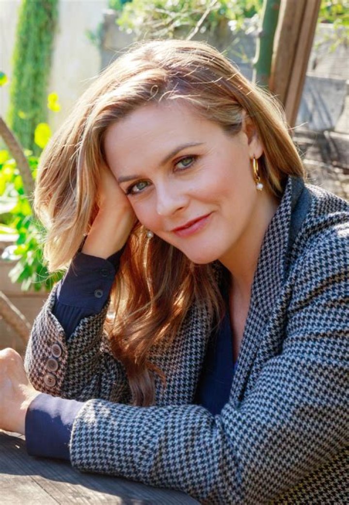 Alicia Silverstone Biography - Facts, Childhood, Family Life & Achievements
