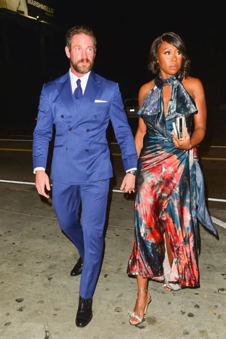 Amanda Warren: Husband, net worth, tattoos, smoking & body measurements