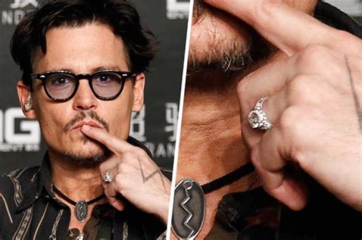 
Amber Heard’s Second Day On Stand Sees Her Talk About His Father David Heard’s Drug Problem & Huge Engagement Ring From Johnny Depp 