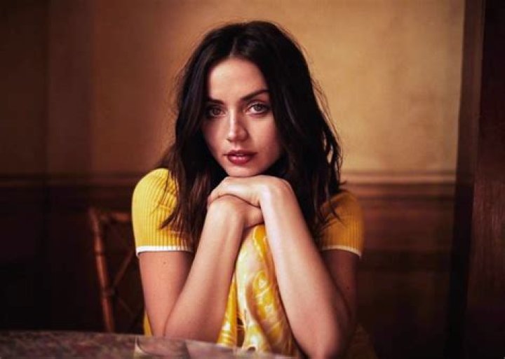 Ana De Armas Stuns In Réalisation Par As She And Ben Affleck Wear Face Masks And Walk Their Dogs