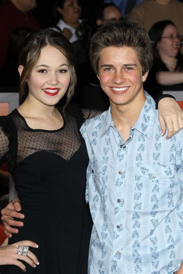 Are Kelli Berglund and Billy Unger friends? – Celebrity