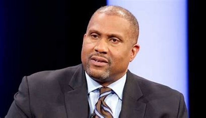 Are Tavis Smiley and Rickey Smiley related?