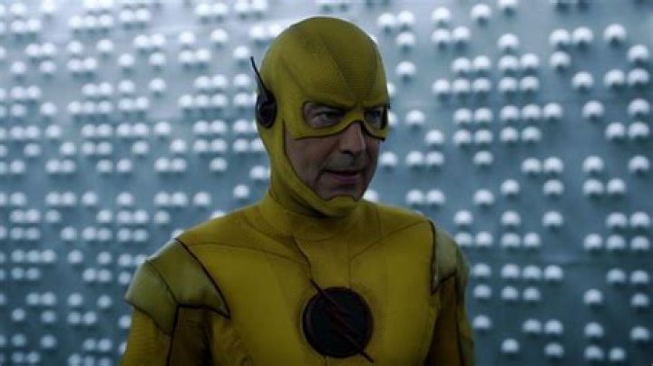 Barry Faces Off With Thawne In New Flash Season 6 Photos