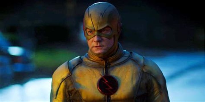 Barry Allen Rocks A Beard In This New Photo From The Flash Season 4