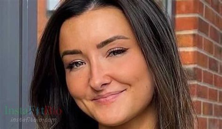 
Bethany Tomlinson Height, Weight, Net Worth, Age, Birthday, Wikipedia, Who, Nationality, Biography 