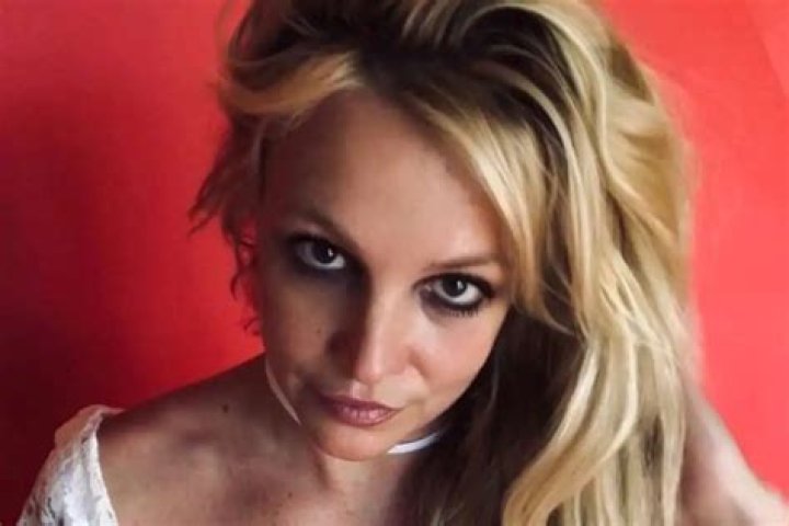 Britney Spears Wears Her Grandmother’s Bathing Suit In Raw, Unedited Photos
