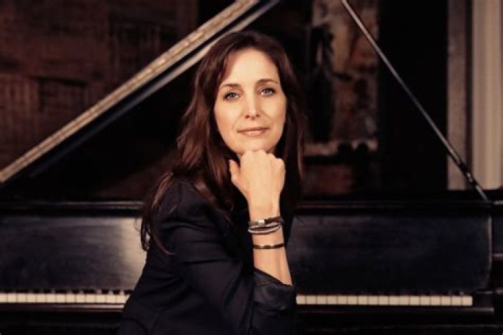 Chantal Kreviazuk Biography - Childhood, Life Achievements & Timeline