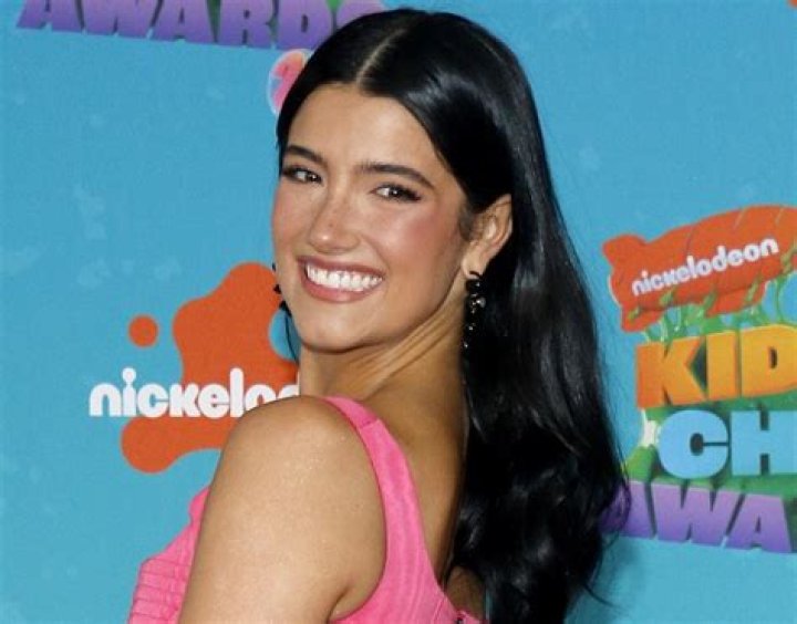 Charli D'Amelio Shares Swimsuit Photo of "Gorgeous Girls" — Celebwell