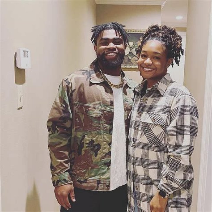 Clyde Edwards-Helaire family, wife, children, parents, siblings