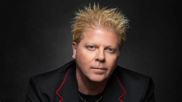 Dexter Holland Biography - Facts, Childhood, Family Life & Achievements
