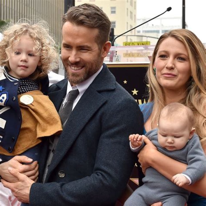 Does Ryan Reynold have a twin? Does Ryan Reynolds have siblings? Is Ryan Reynolds related to Burt Reynolds?