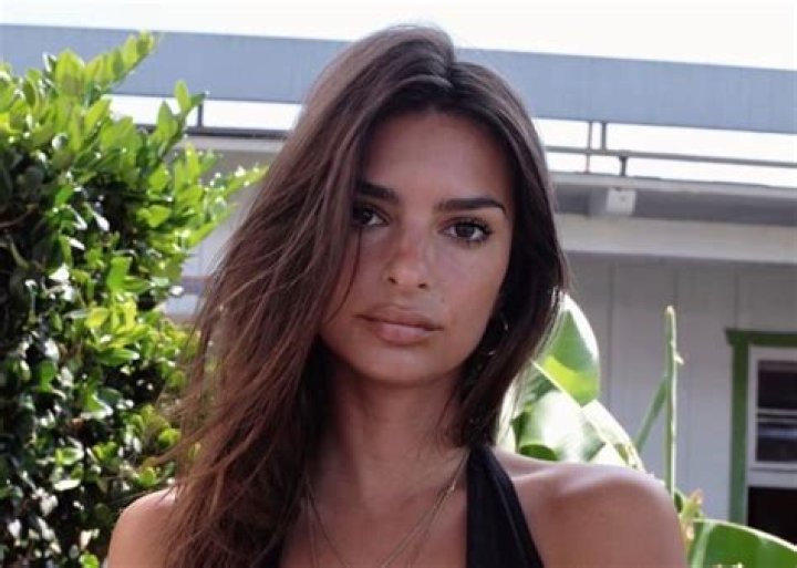 Emily Ratajkowski Pregnant? – Fans Are Convinced After She Posts THIS!