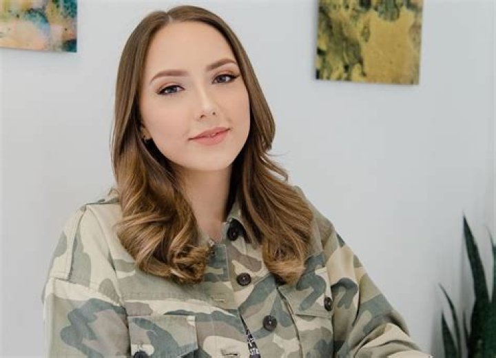 Eminem’s Daughter, Hailie Jade, Shows Lots Of Skin In A Little Black Dress In Alluring New Photos — Fans Call Her A Vision Of Beauty And An Elegant Princess