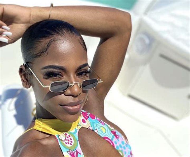 Fitness Athlete Avernell Modest Shares Swimsuit Photo With Bronze Medal