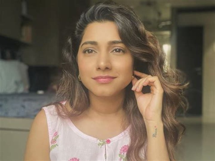 Gauri Nalawade Shows Off Fit Figure of "Summer Vibes"