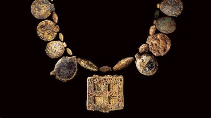 
Gold Necklace Found at Woman’s Burial Site in England Is 1,300 Years Old — See the Stunning Photos! 