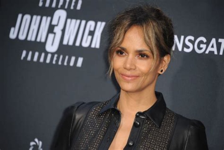 Halle Berry Responds Perfectly To Twitter User Who Confused Her With Halle Bailey, The New Star Of ‘The Little Mermaid’