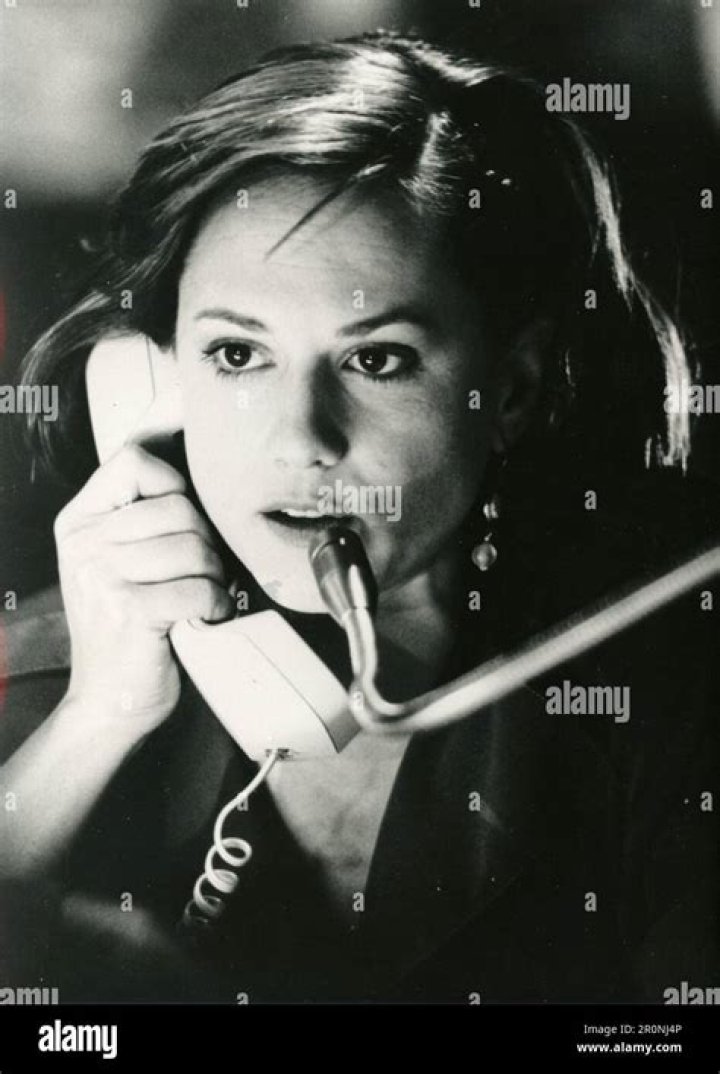 Holly Hunter Biography - Facts, Childhood, Family Life & Achievements