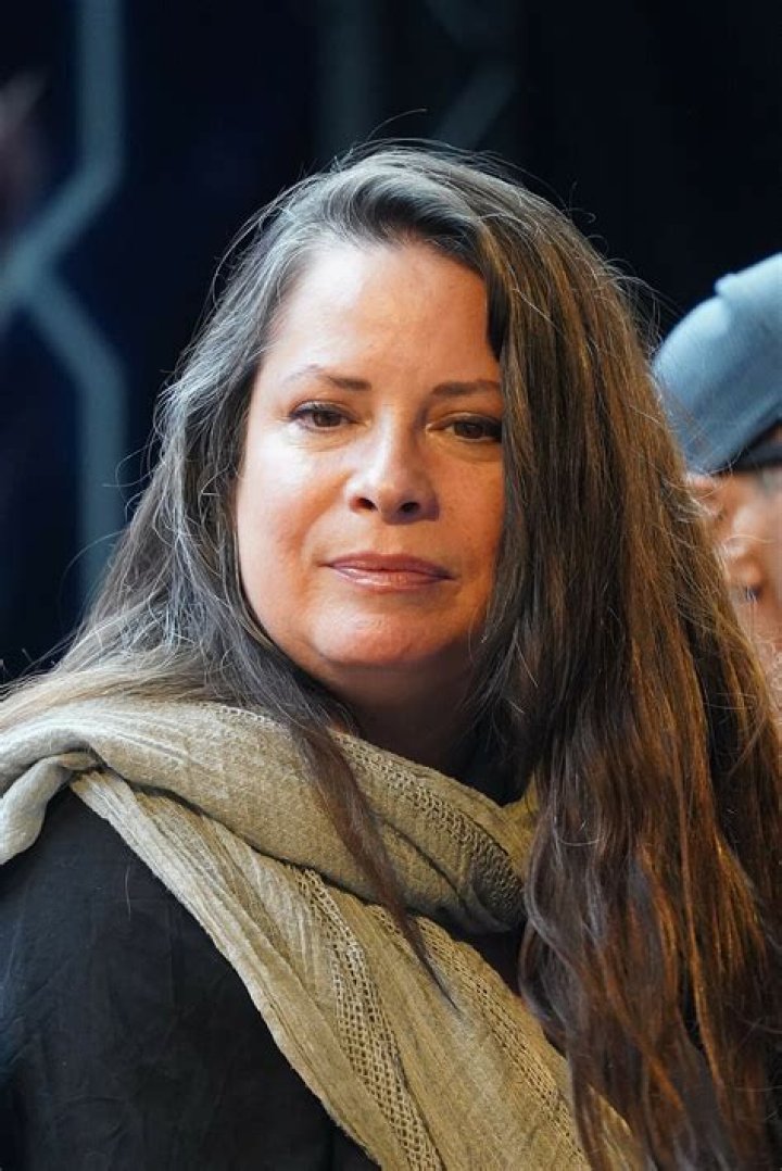 Holly Marie Combs Biography - Facts, Childhood, Family Life & Achievements