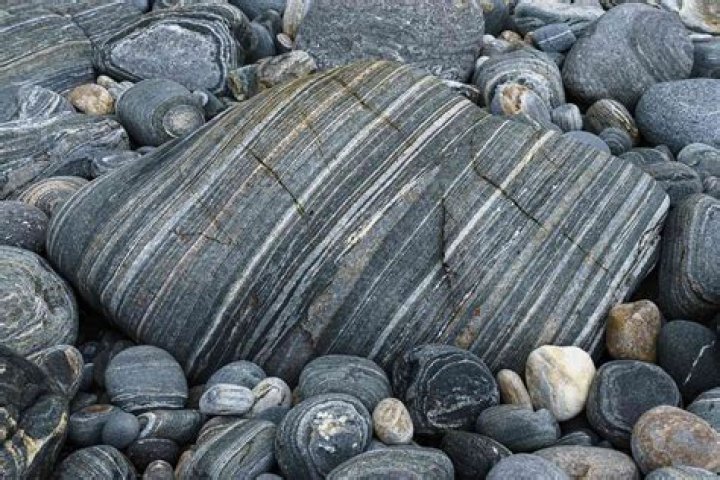 How are foliated metamorphic rocks formed