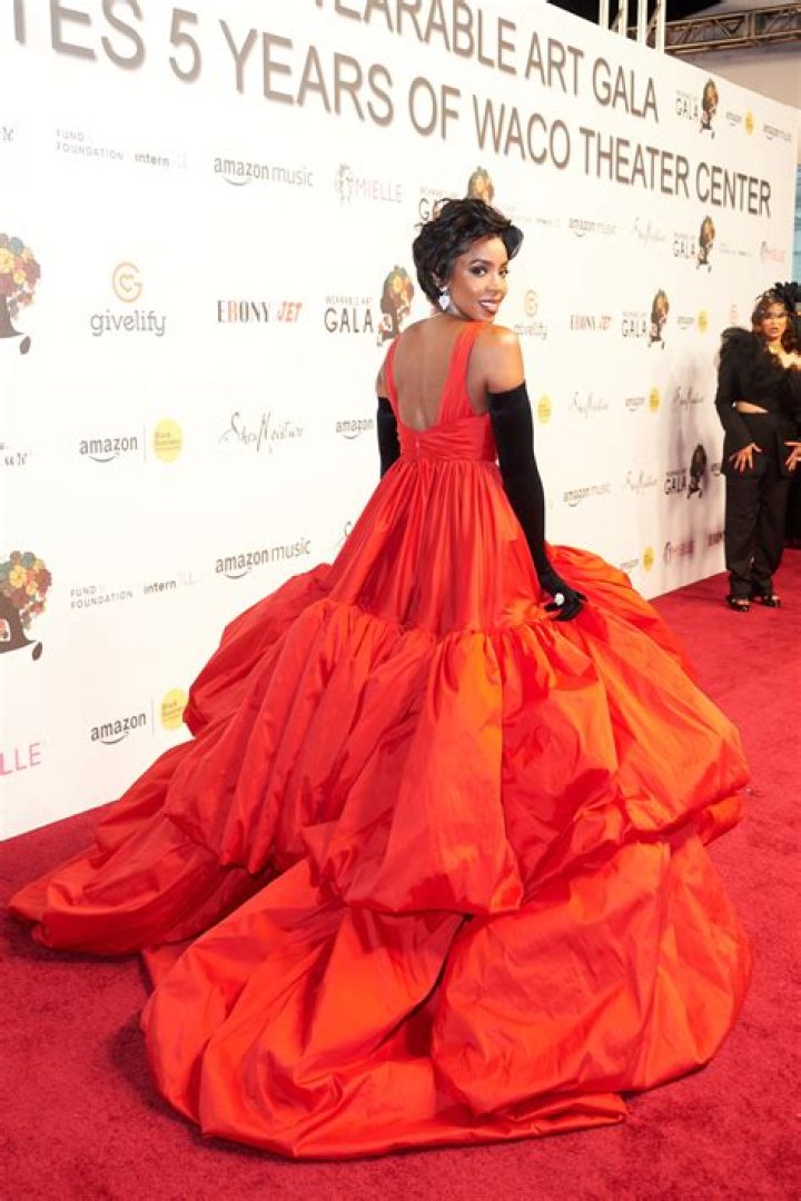 In Santa Monica, California, At The WACO Theater Center’s 5th Annual Wearable Art Gala, Beyoncé Put On A Fashion Show In A Stunning Ensemble