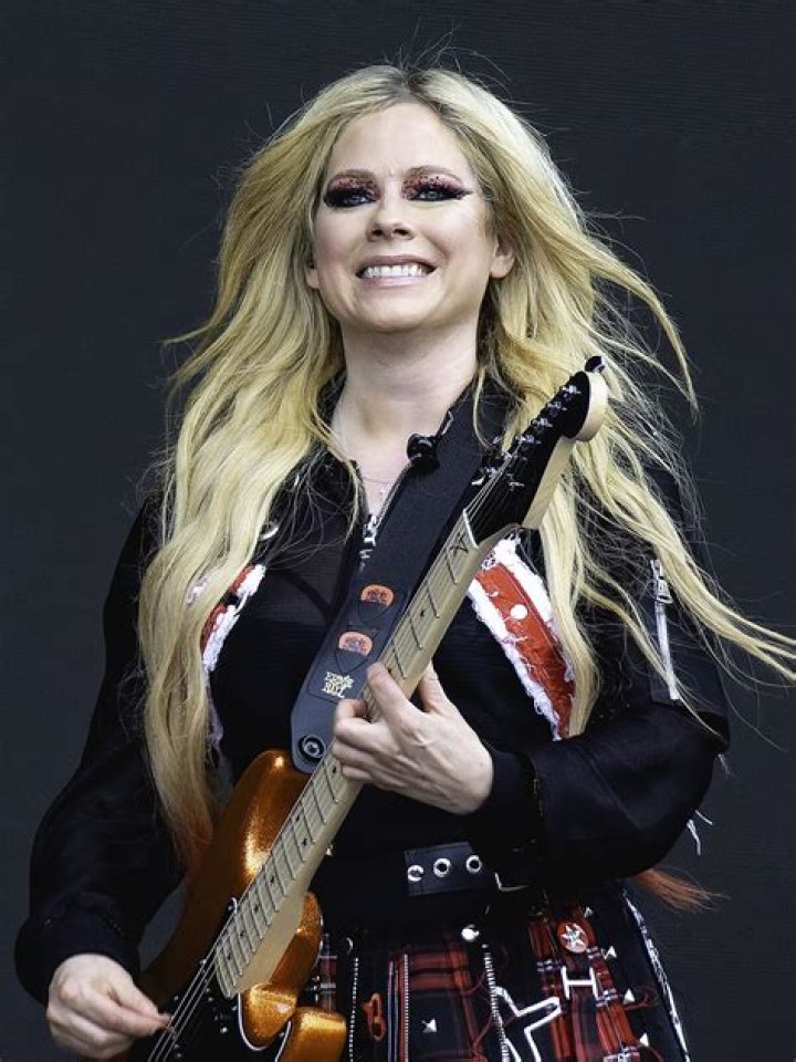 Is Avril Lavigne Adam Levine’S Sister? – Celebrity
