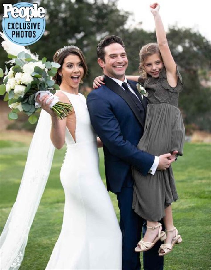 
Is Brandon Philips Married to Wife? Or Dating a Girlfriend? Kids. 