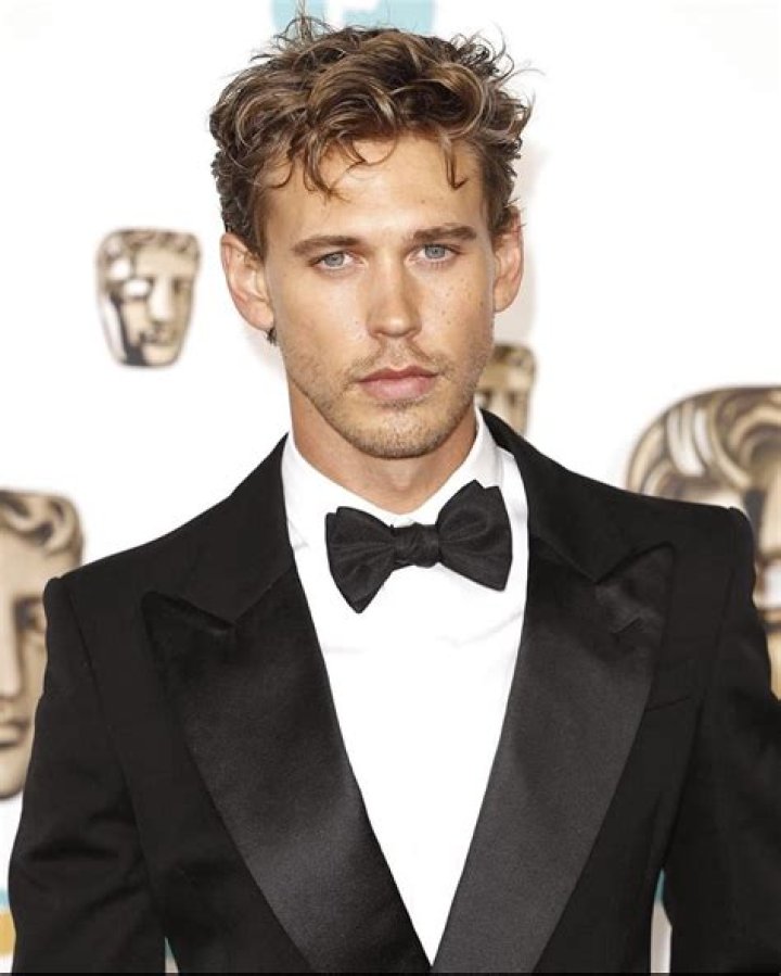 
Is Chord Overstreet Gay? Age, Height, Net Worth 