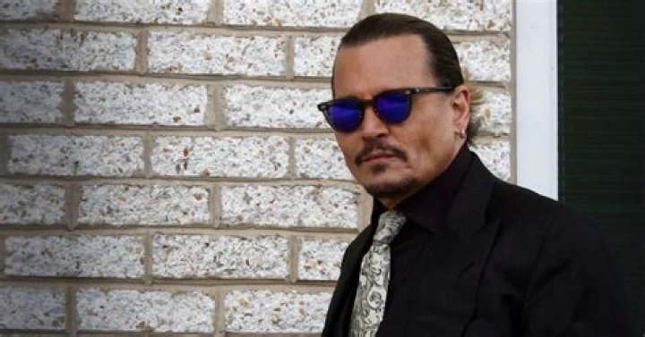 Is Johnny Depp right or left handed?
