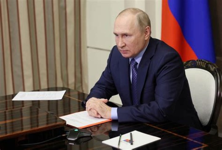 Is Vladimir Putin right or left-handed?