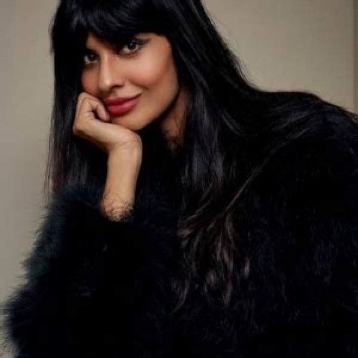Jameela Jamil Biography, Facts, Net Worth, Ethnicity, Famous for, Age, Wiki, Height, Weight, Family, Parents, Married, Husband, Hair, Awards, Disease