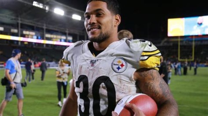 James Conner﻿ contract, salary, team, net worth, wife, kids, Instagram