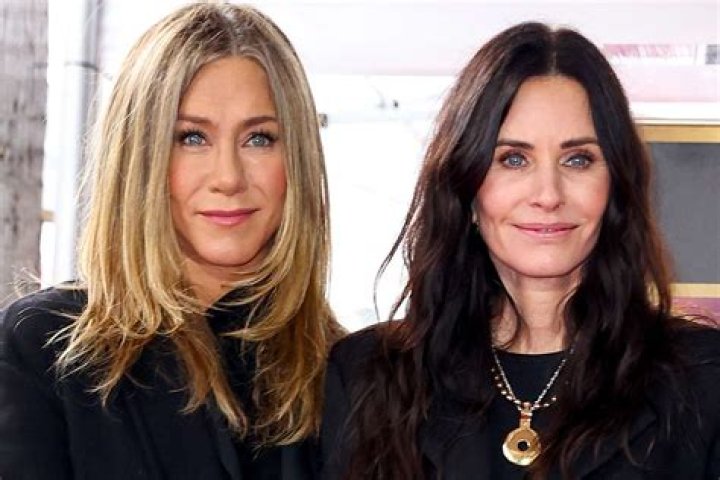 Jennifer Aniston Celebrates Her ‘Friends’ Co-Stars During ‘People’s Icon Award’ Acceptance Speech!