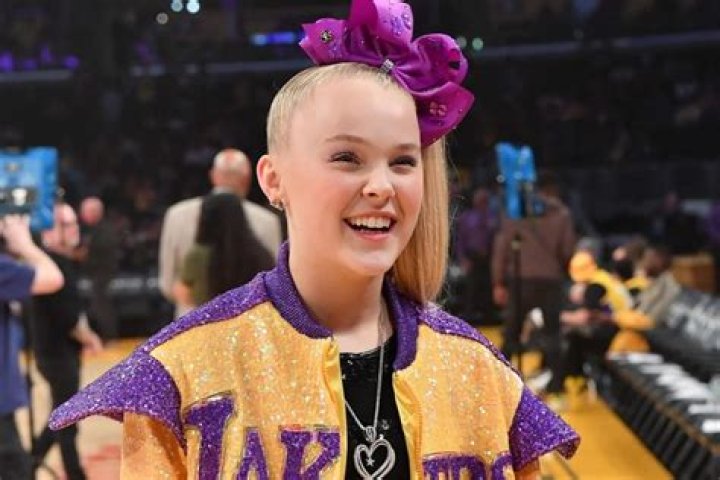 JoJo Siwa Cries After Saying Goodbye To Her Girlfriend
