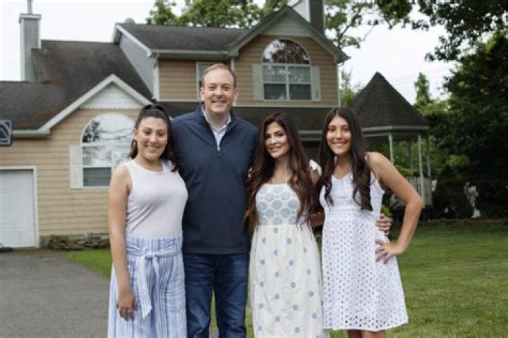 Jonathan Lapaglia Bio, Wiki, Age, Parents, Wife, Daughter, Seven Days, The District, and Net Worth.