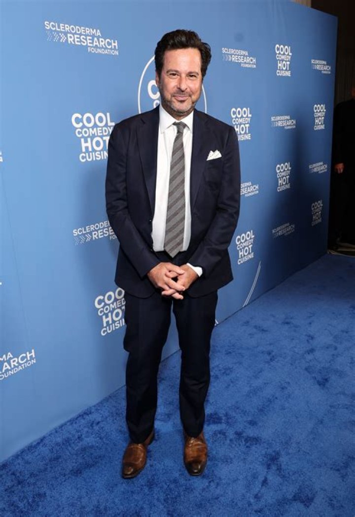 Jonathan Silverman Bio, Wiki, Age, Height ,Wife, Parents, Sisters, Actor, Movies and Net Worth.