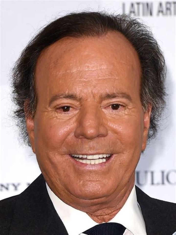 Julio Iglesias Biography - Facts, Childhood, Family Life & Achievements