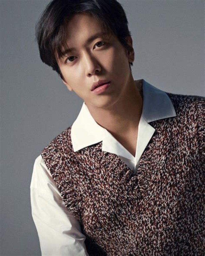 Jung Yong-hwa Biography - Facts, Childhood, Family Life & Achievements of South Korean Singer-songwriter