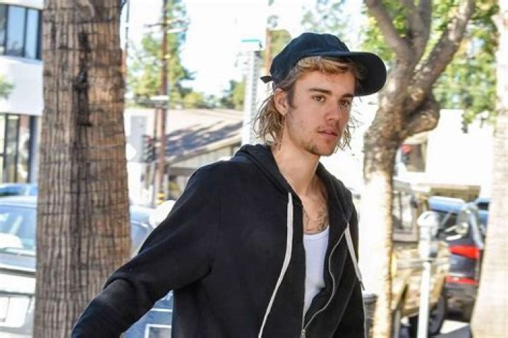 Justin Bieber – Intruder Trespasses His Hotel Room!