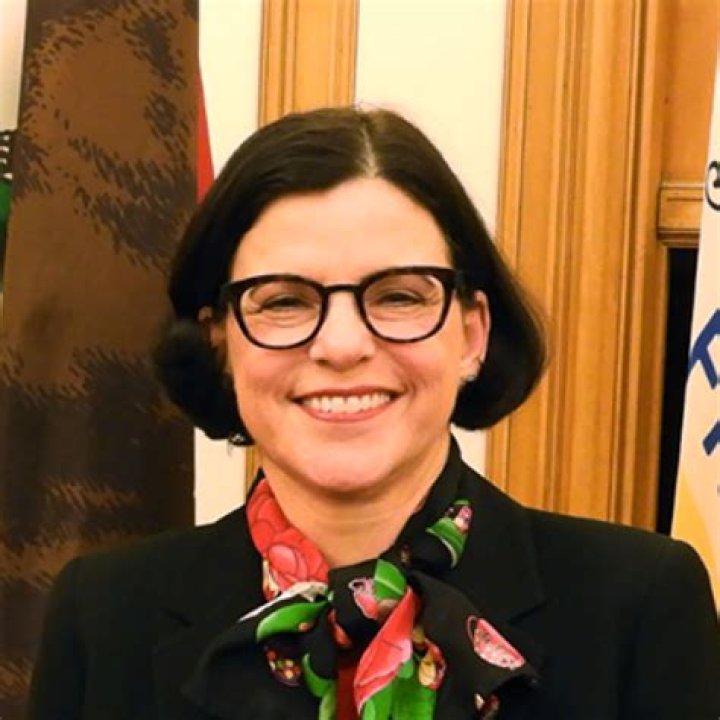 Katie Couric Biography - Facts, Childhood, Family Life & Achievements