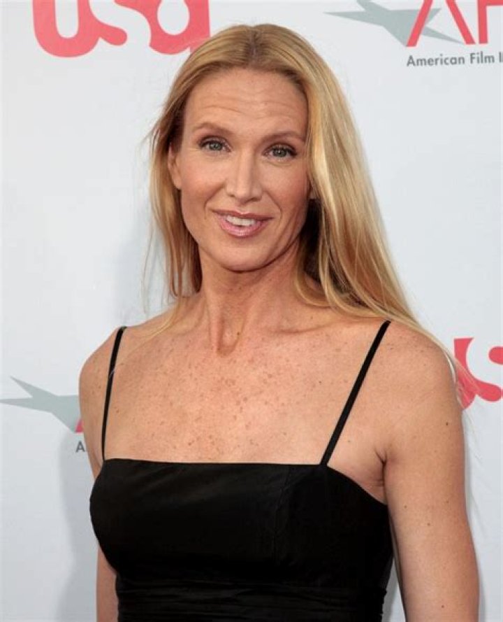 Kelly Lynch Biography - Facts, Childhood, Family Life & Achievements