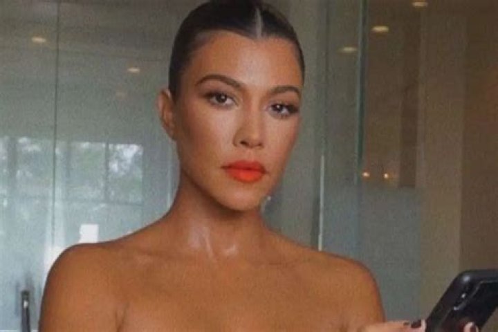 Kourtney Kardashian Shows Off Her Stunning Beauty In Jacquemus Mini Skirt