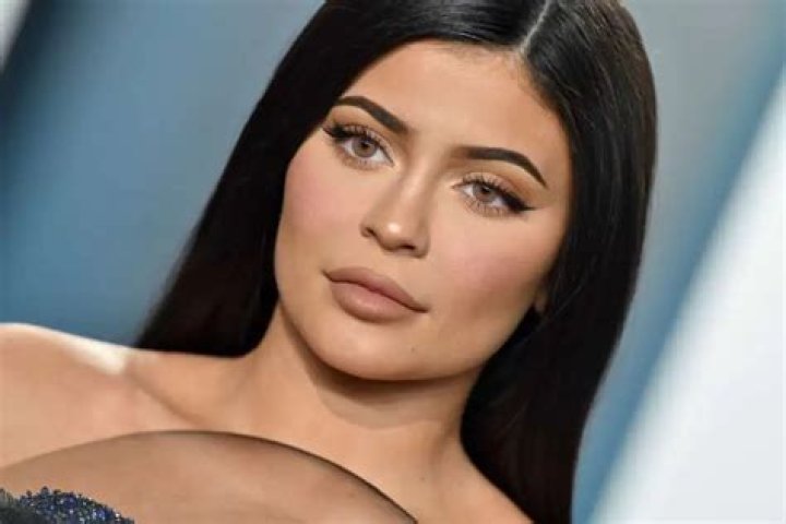 KUWK: Kylie Jenner Trolls Her Fans Back After Receiving Criticism Over The Unusual Way In Which She Cut A Cake!