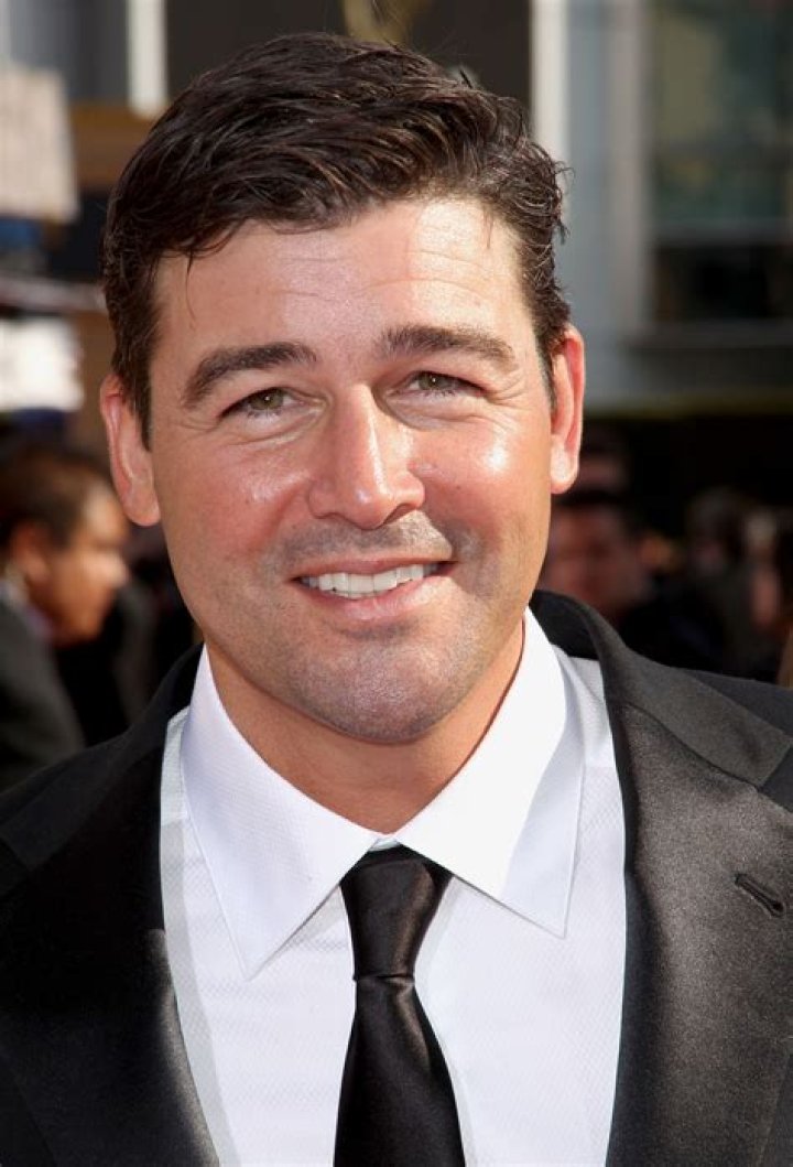 Kyle Chandler Biography - Facts, Childhood, Family Life & Achievements
