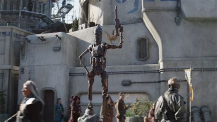 Latest Star Wars News: ‘Mandalorian’ moment flashes back to heavily memed sci-fi classic as fans seek Pedro Pascal fix in other media