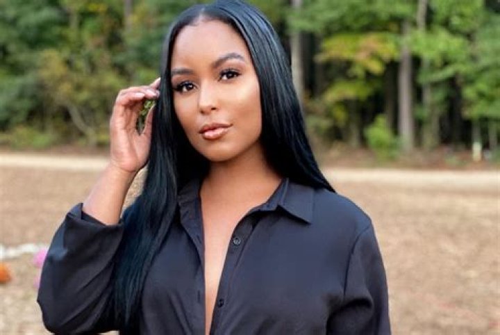 LaToya Forever – Bio, Facts, Family Life of Canadian YouTuber & Author