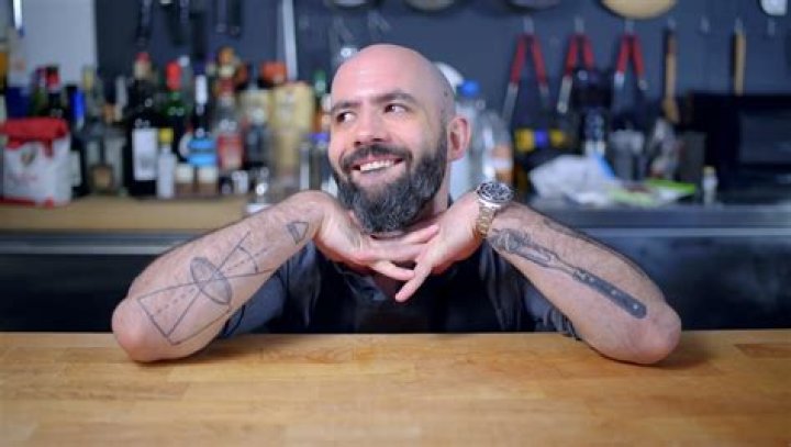 Lee Norris: Wife, net worth, tattoos, smoking & body facts